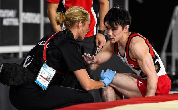 Kohei Uchimura es atendido tras resultar lesionado en Montreal. /AFP