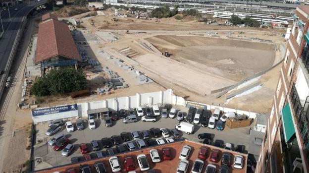 El solar afectado por el desahucio, con las obras a la derecha. / valencia parque central