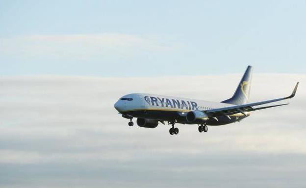 Un avión de Ryanair en pleno vuelo./EFE