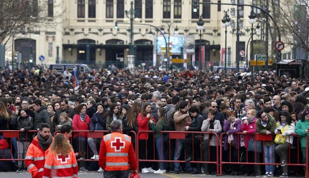 Público congregado en la plaza del Ayuntamiento, junto a la valla de seguridad de la mascletà. / j. signes