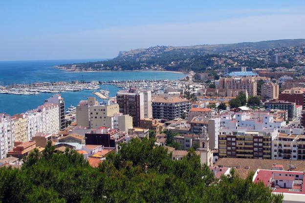 Vista panorámica de la ciudad y del tramo sur del litoral dianense visto desde el castillo. / Tino Calvo