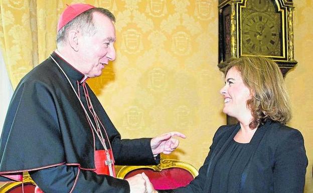 Sáez de Santamaria saluda en Roma al secretario de Estado de la Snata Sede, Pietro Parolin. /efe