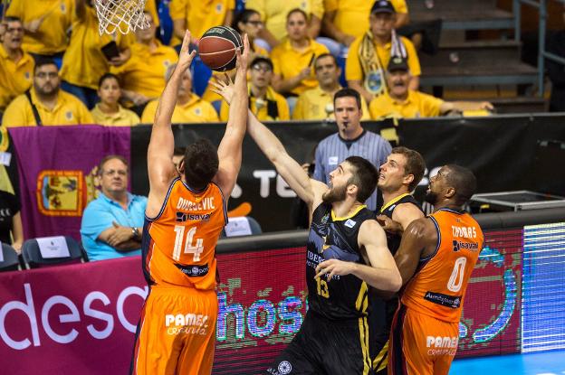 Dubljevic lucha por el balón con Mike Tobey, ante la mirada de Will Thomas y Abromaitis. / acbphoto
