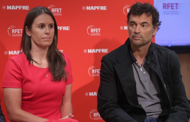 Anabel Medina y Sergi Bruguera, ayer en el CSD. / EFE/ Zipi