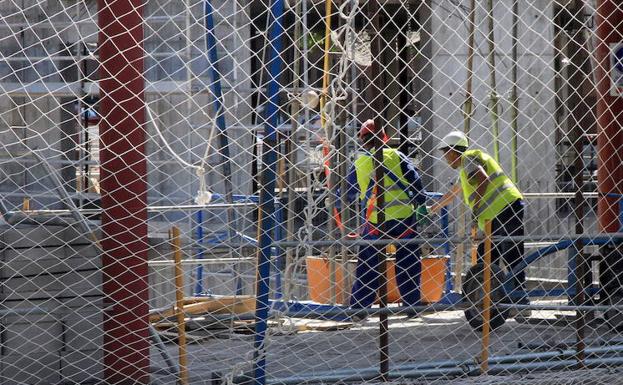 Trabajadores en un edificio en construcción./ Antonio de la Torre