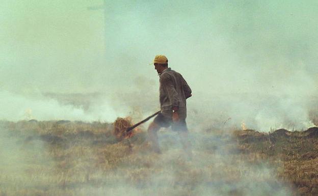 Un agricultor durante la tradicional quema de arroz./Efe