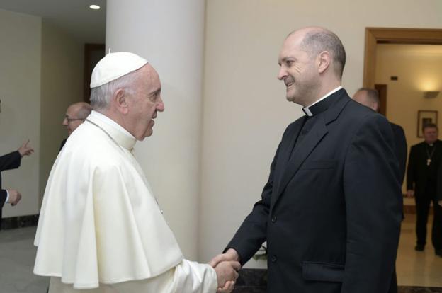 El valenciano José Jaime Brosel saluda al Papa Francisco. / AVAN