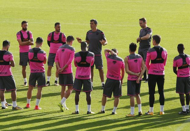 Muñiz dialoga con sus jugadores al inicio del entrenamiento de ayer. / JESÚS SIGNES