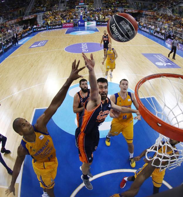 San Emeterio lanza a canasta en la final de la Supercopa. / acbphoto