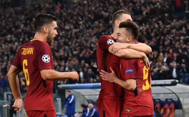 Los jugadors romanos celebran uno de los goles de El Shaarawy. /Afp