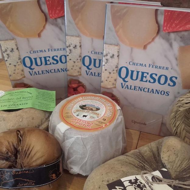 Portada del libro 'Quesos valencianos' junto a variedades queseras. / lp