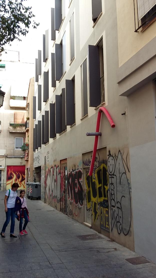 Edificio inacabado en la calle Bisbessa. / LP