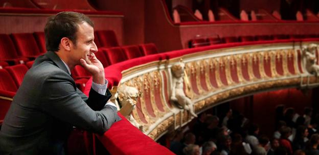 Macron, en un ensayo de ópera. Al lado, el poema de la niña. / Afp
