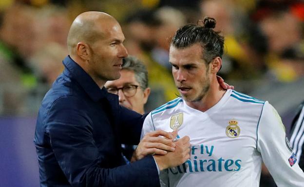 Zidane consuela a Bale al retirarse lesionado. /Reuters