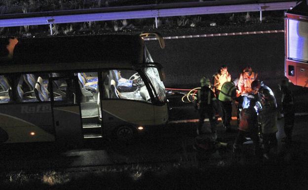 Un autobús y dos vehículos se han visto implicados esta tarde en un accidente de tráfico ocurrido en la autovía A-66. /J. M. García (Efe)