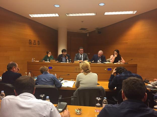 El conseller interviene en la comisión de Hacienda de Les Corts para explicar los presupuestos. / gva