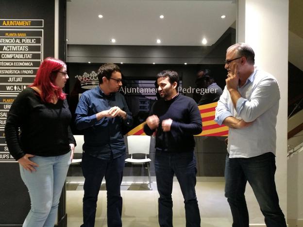 El conseller Vicent Marzà junto al alcalde y dos ediles de Pedreguer durante su visita de ayer. / B. Ortolà