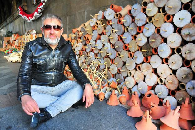 Eric Jiménez, miembro de Los Planetas, Lagartija Nick, Los Evangelistas... en un puesto de zambombas en una calle de su Granada natal. / J. E. G.