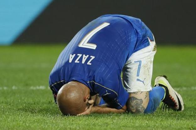 Zaza se lamen ta en un partido con Italia. / Efe
