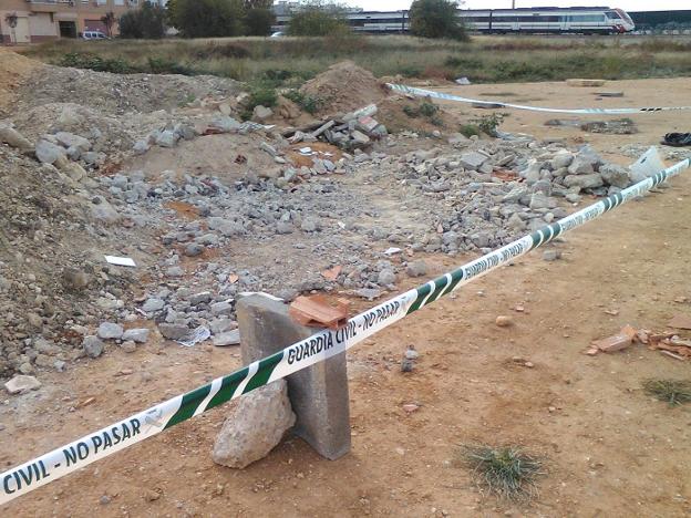 La zona acordonada donde aparecieron los huesos. / ricardo mola