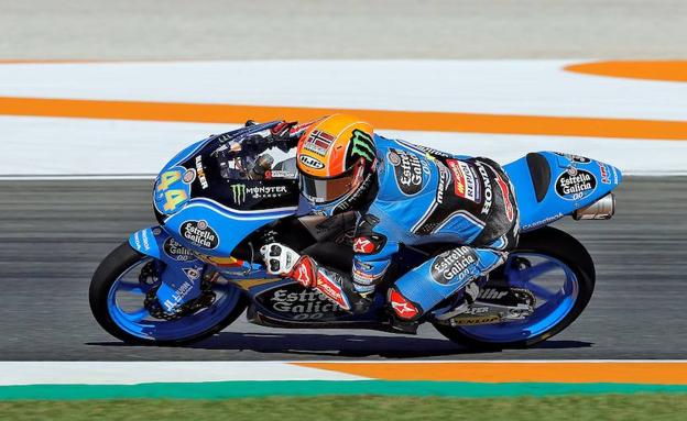 El piloto español del equipo Estrella Galicia de Moto3, Arón Canet, durante la segunda sesión de entrenamientos libres del Gran Premio de la Comunitat Valenciana el viernes./EFE
