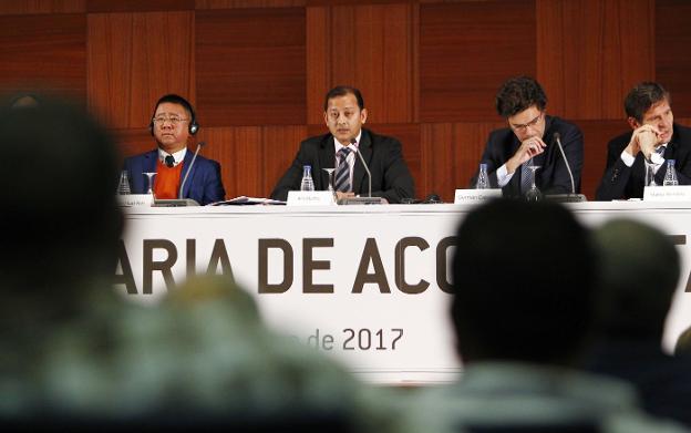 Kim Koh, Murthy y Cabrera durante la junta de accionistas. / vcf/lázaro de la peña