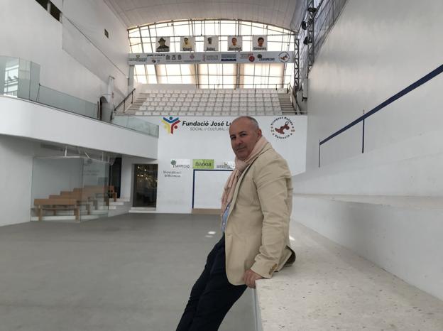 Nacho Santos, en el trinquet de Pelayo. / Moisés Rodríguez