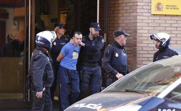 El hombre que mató a su hija es conducido por la Policía para realizar la reconstrucción de los hechos. /Jesús Signes