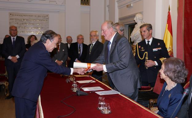 El Rey Don Juan Carlos entrega al presidente del Teatro Real, Gregorio Marañón, la Medalla de Honor./Javier del Real