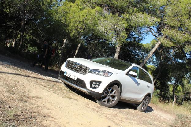 La imagen tiene empaque, y el Sorento es un SUV de gama alta
con los detalles de diseño habituales en Kia, muy atractivos./