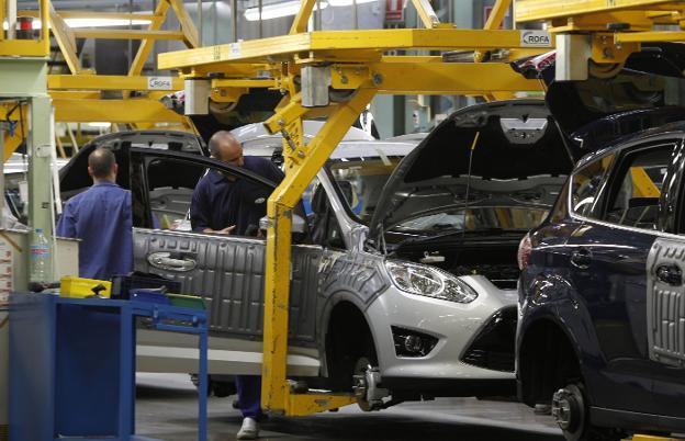 Trabajadores en el montaje de un C-Max, que pasó a la planta alemana de Saarlouis tras cinco años de producción. / j. monzo