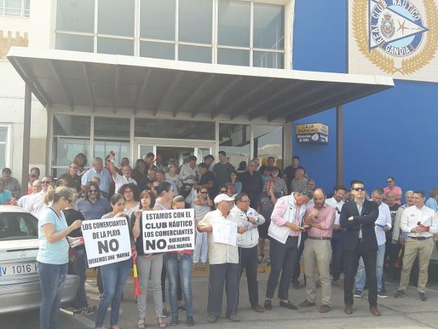 Concentración de protesta en mayo en el Club Náutico de Gandia tras la decisión de la Autoridad Portuaria de Valencia. / r. escrihuela