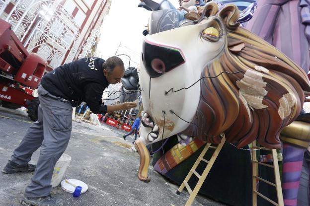 Proceso de plantà de Carlos Carsí en la plaza de Cuba-Literato Azorín las pasadas Fallas. / jesús signes