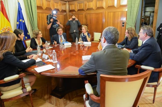 Un momento de la reunión entre la ministra y el presidente de la Generalitat. / lp