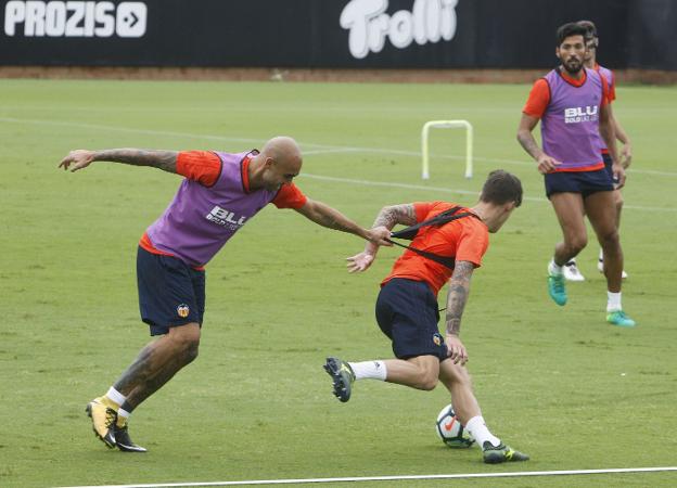 Zaza agarra del peto a Santi Mina en un entrenamiento. / manuel molines