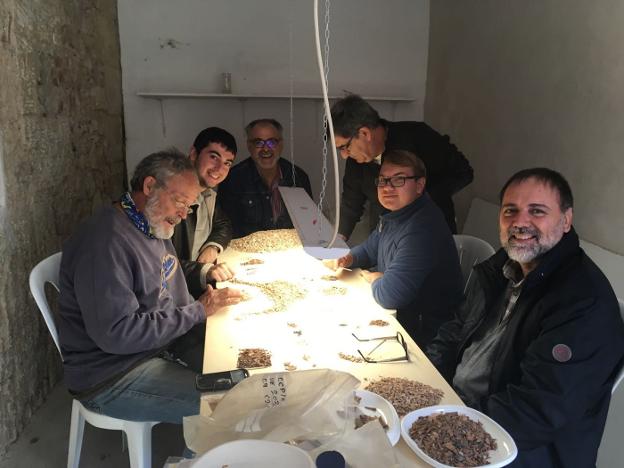 El grupo de arqueólogos, junto al alcalde de Pedreguer, Sergi Ferrús, durante la criba de material. / LP