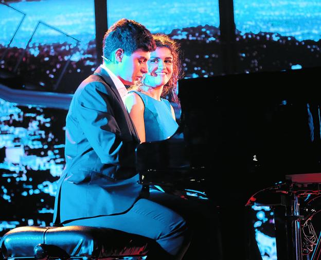 Alfred y Amaia, en el momento estelar de 'OT', con el dueto al piano que entusiasmó al jurado del 'talent' de TVE. / R. C.