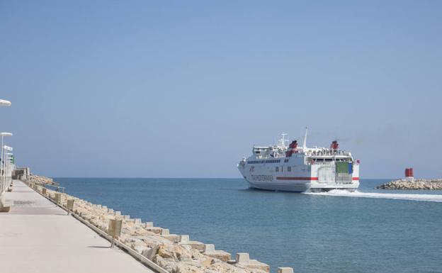 Primer ferry que zarpó desde Gandia en Semana Santa el año pasado/ÀLEX OLTRA
