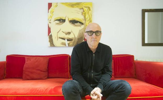 El director, en su casa, llena de referencias cinematográficas./Damián Torres