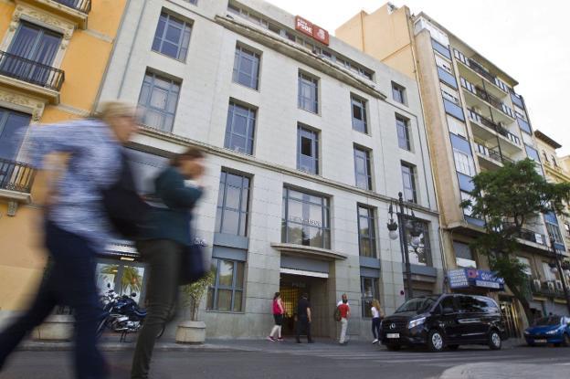 Fachada principal del futuro hotel en la calle Blanquerías. / Damián Torres