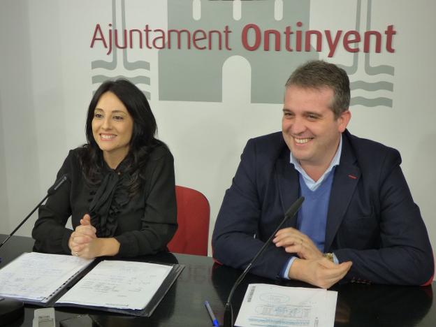 La directora de Vivienda, Rebeca Torró y el concejal Coordinador de Territorio, Jaime Peris. / lp