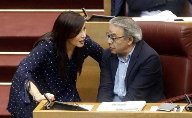 Sánchez, ayer en Les Corts, hablando con Mata. / efe