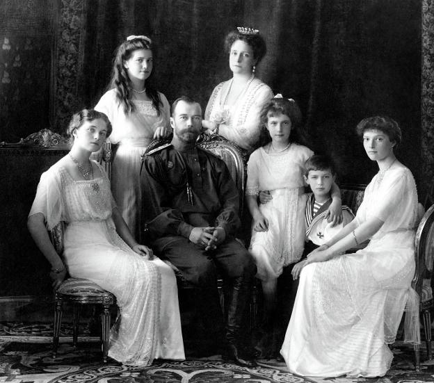 El zar Nicolás II y su familia, fotografiados en 1913, cinco años antes de su fusilamiento. / MUSEO HERMITAGE