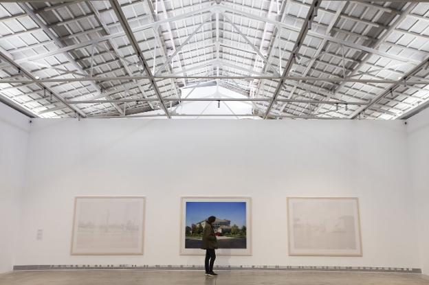La exposición 'La Blancura de la Ballena', de Paul Graham, en Bombas Gens. / manuel molines