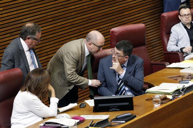 Morera, presidente de Les Corts, habla con Martínez y Font de Mora, vicepresidente primera y segundo, respectivamente. / Irene Marsilla