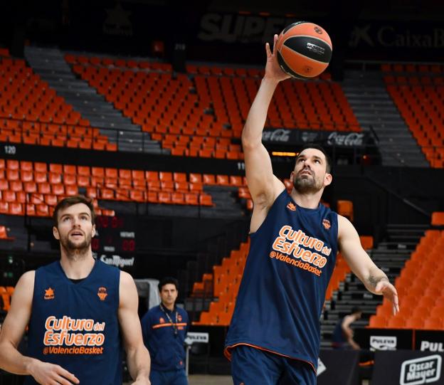 Rafa Martínez lanza a canasta durante un entrenamiento en la Fonteta. / vbc