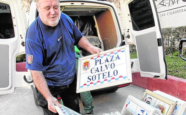 Un empleado muestra las placas de las calles cuando fueron retiradas y guardadas en un almacén municipal. /:: efe