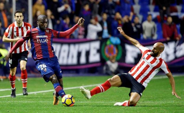 El árbitro reprende al Levante UD por repetir imágenes en su videomarcador