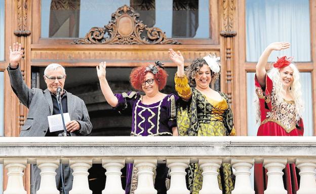 Joan Ribó junto a las Magas de Enero, en 2016./EFE