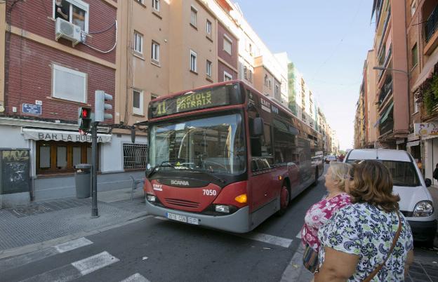 Un bus de la línea 11 recorre su trayecto habitual. / Damián Torres